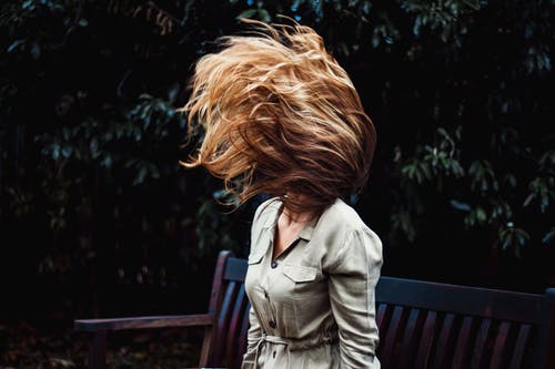 女人做头发翻转的照片 · 免费素材图片