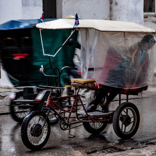 公路附近的人骑三轮车 · 免费素材图片