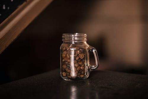 夹心咖啡豆透明玻璃杯 · 免费素材图片