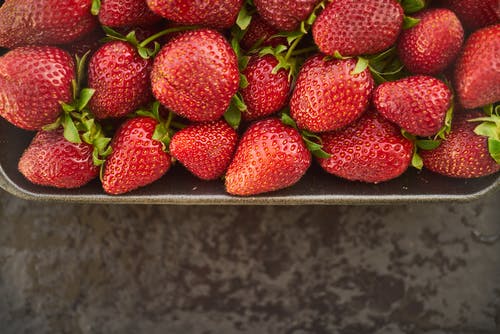 托盘中的草莓果实 · 免费素材图片