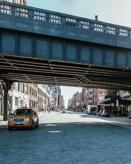 出租车通过桥下 · 免费素材图片