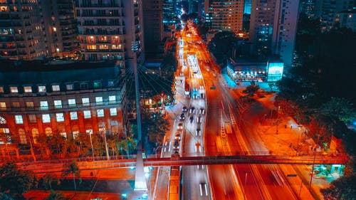 夜间在道路上行驶的车辆的航拍 · 免费素材图片