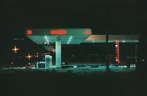 点燃的加油站 · 免费素材图片