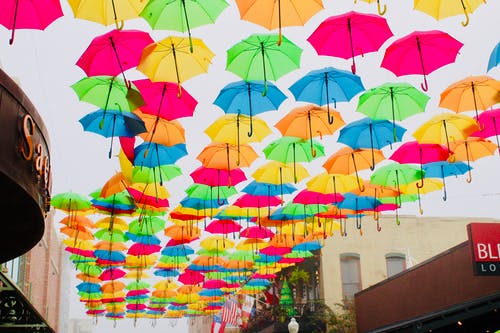 五颜六色的雨伞 · 免费素材图片