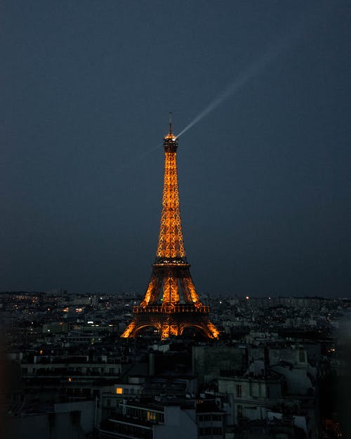 夜间点燃的埃菲尔铁塔 · 免费素材图片