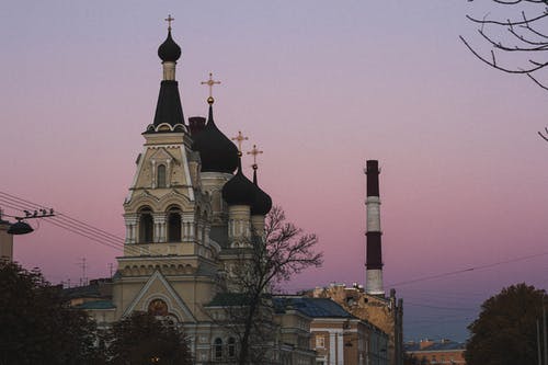 米色和黑色大教堂的建筑摄影 · 免费素材图片