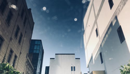 白色和灰色的混凝土建筑，在晴朗的天空下 · 免费素材图片