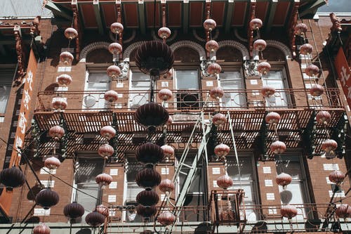 棕色混凝土建筑 · 免费素材图片