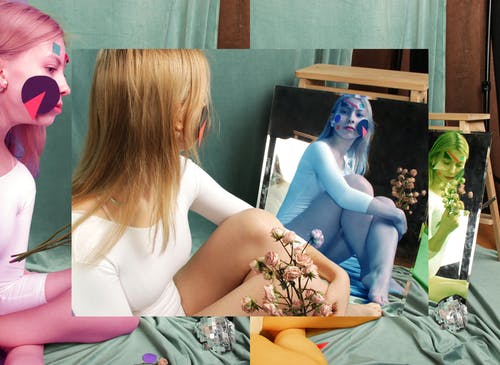五彩漆坐在镜子前的脸上的女人 · 免费素材图片