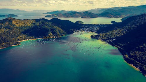 四面环山的湖泊鸟瞰图 · 免费素材图片