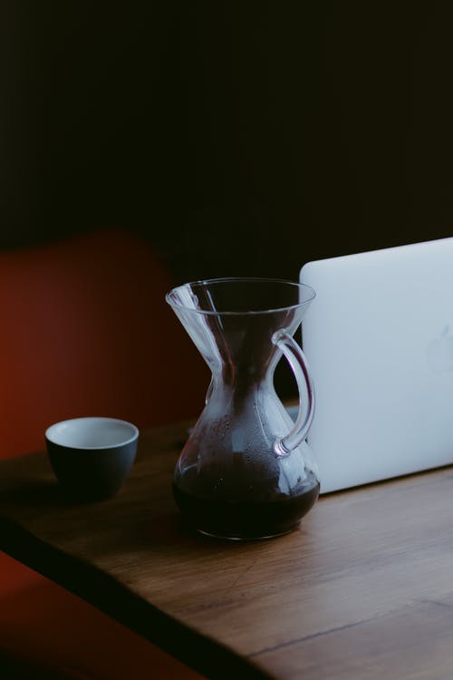 笔记本电脑附近的清除投手 · 免费素材图片