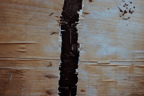 黑色背景上的碎的木头 · 免费素材图片
