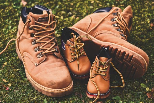 棕色工作靴在草地上的浅焦点照片 · 免费素材图片