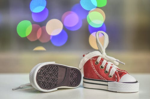 婴儿红色和白色低帮运动鞋 · 免费素材图片