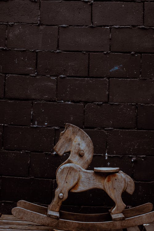棕色木制摇马的浅焦点照片 · 免费素材图片