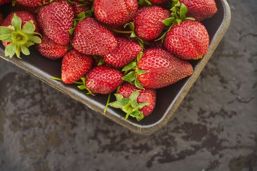 灰色的篮子里的红色草莓果实 · 免费素材图片