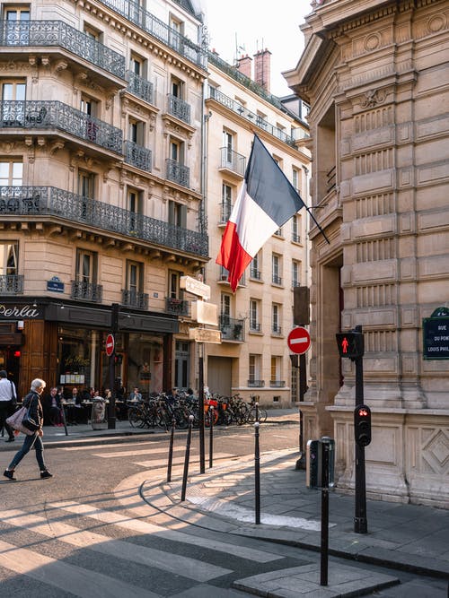 法国国旗在路附近的灰色混凝土建筑 · 免费素材图片