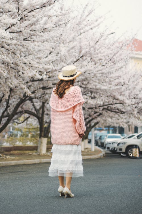 常设女人穿着粉红色的外套和白色连衣裙 · 免费素材图片