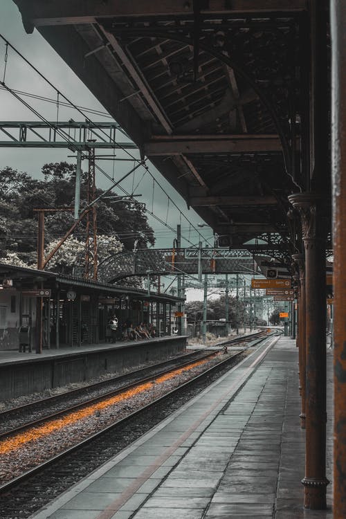 灰色混凝土火车铁路风光 · 免费素材图片