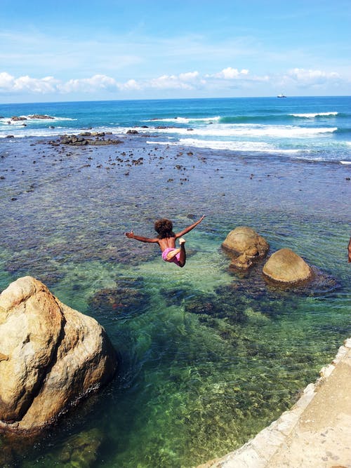 孩子跳下悬崖入海 · 免费素材图片