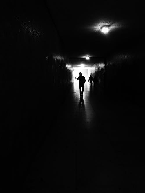 黑暗的走廊里的人 · 免费素材图片