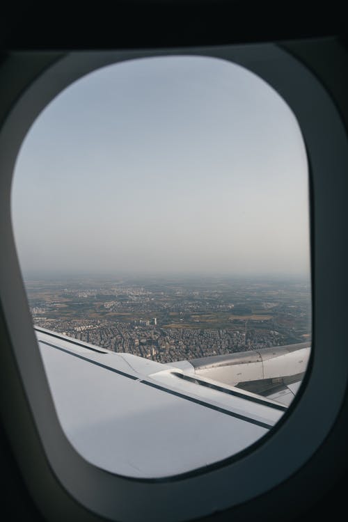 客机窗口显示城市 · 免费素材图片