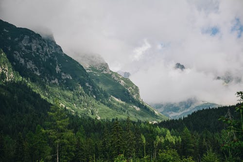 灰云覆盖山峰 · 免费素材图片