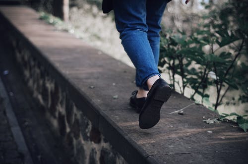 人行道上行走的人 · 免费素材图片