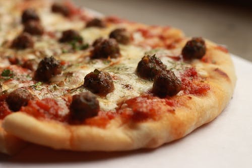 葡萄干披萨 · 免费素材图片