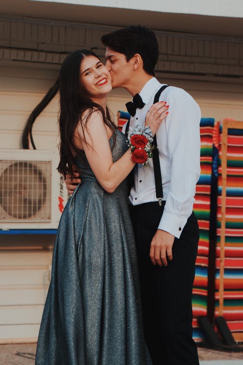 男人在她的脸颊上亲吻女人 · 免费素材图片