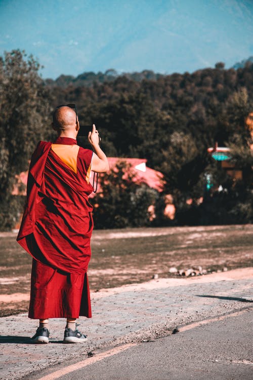 在混凝土路上行走的人 · 免费素材图片