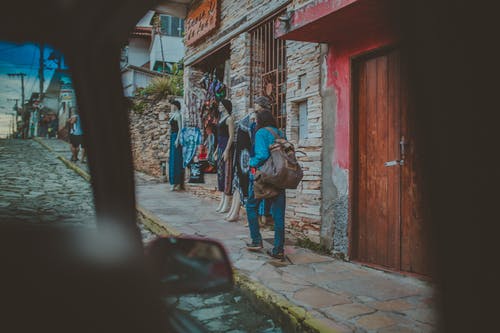 在人行道上行走的女人 · 免费素材图片