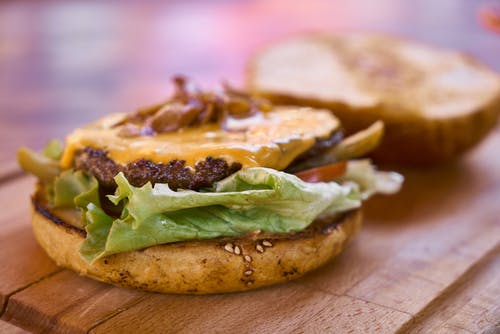 汉堡与顶面包发top木制的桌子上 · 免费素材图片