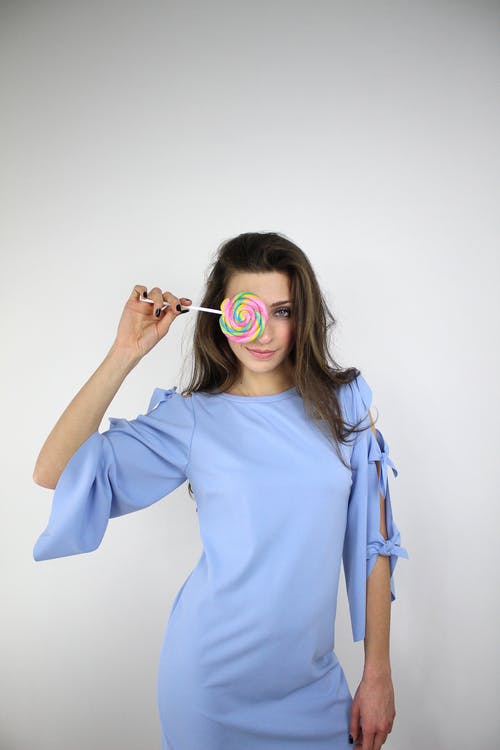 站在白墙上的女人 · 免费素材图片