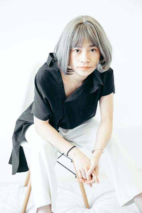 女人穿着黑色的衬衫和白色的裤子oufit · 免费素材图片