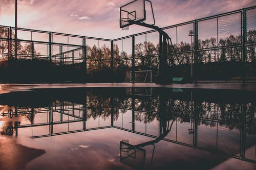 篮球筐倒映在水面上 · 免费素材图片
