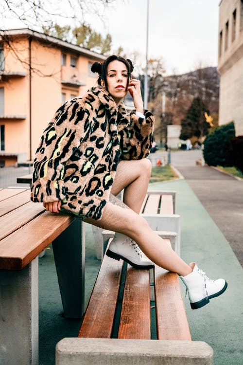 女人坐在餐桌上 · 免费素材图片