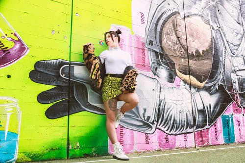 女人穿着黑色和黄色外套 · 免费素材图片