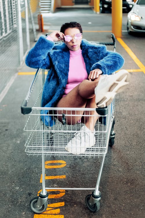 购物车上的女人 · 免费素材图片