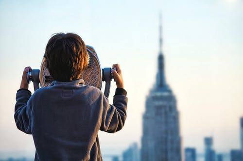 男孩看着帝国大厦 · 免费素材图片
