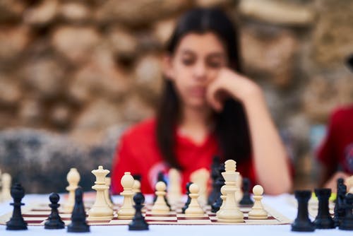 下棋的女人 · 免费素材图片
