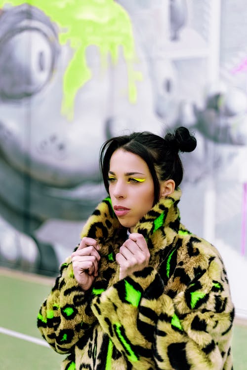 女人穿皮大衣 · 免费素材图片