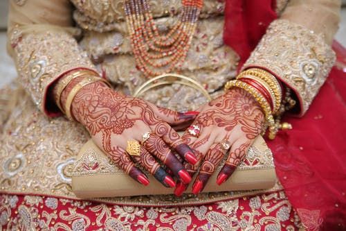 金，钻石和红色指甲的手 · 免费素材图片