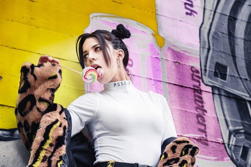 女人舔棒棒糖 · 免费素材图片