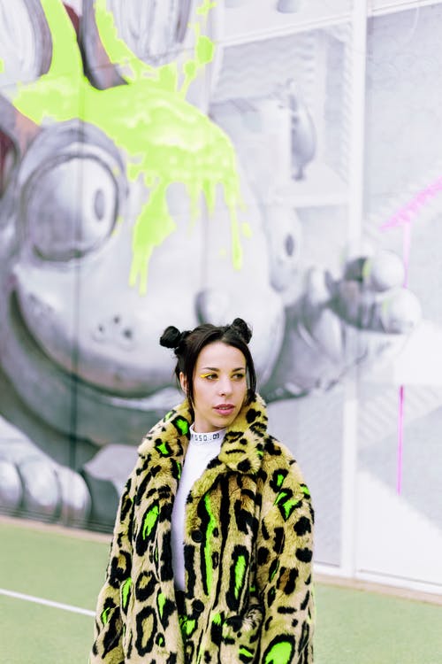 女人穿皮大衣 · 免费素材图片