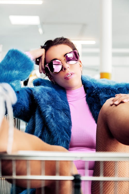 坐在购物车内的女人 · 免费素材图片