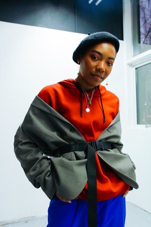 站在白墙附近的女人 · 免费素材图片