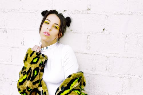 女人穿着白色上衣控股领口 · 免费素材图片