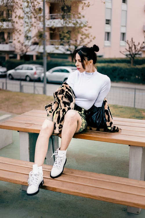 女人坐在餐桌上 · 免费素材图片