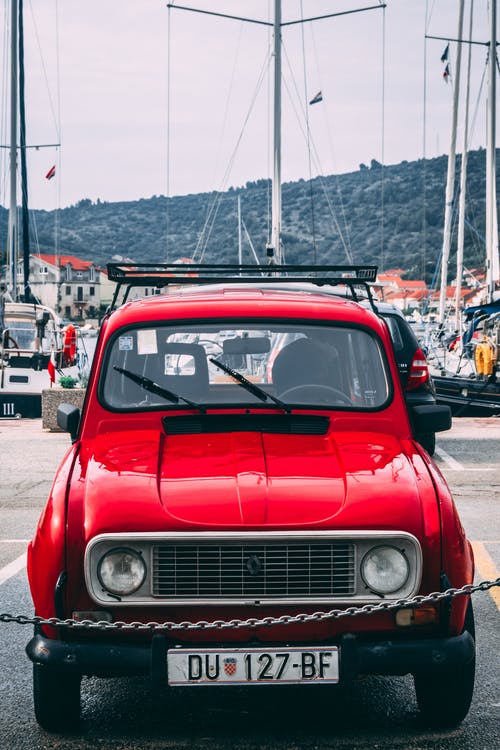 红色雷诺车 · 免费素材图片